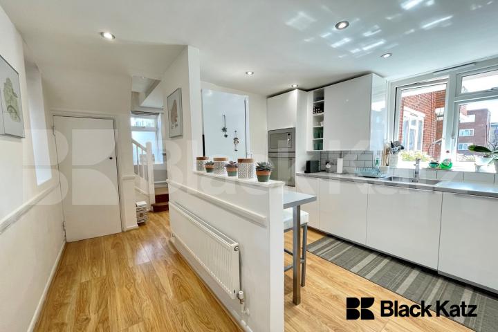 			Under Offer, 3 Bedroom, 1 bath, 1 reception Apartment			 Enid Street, Bermondsey